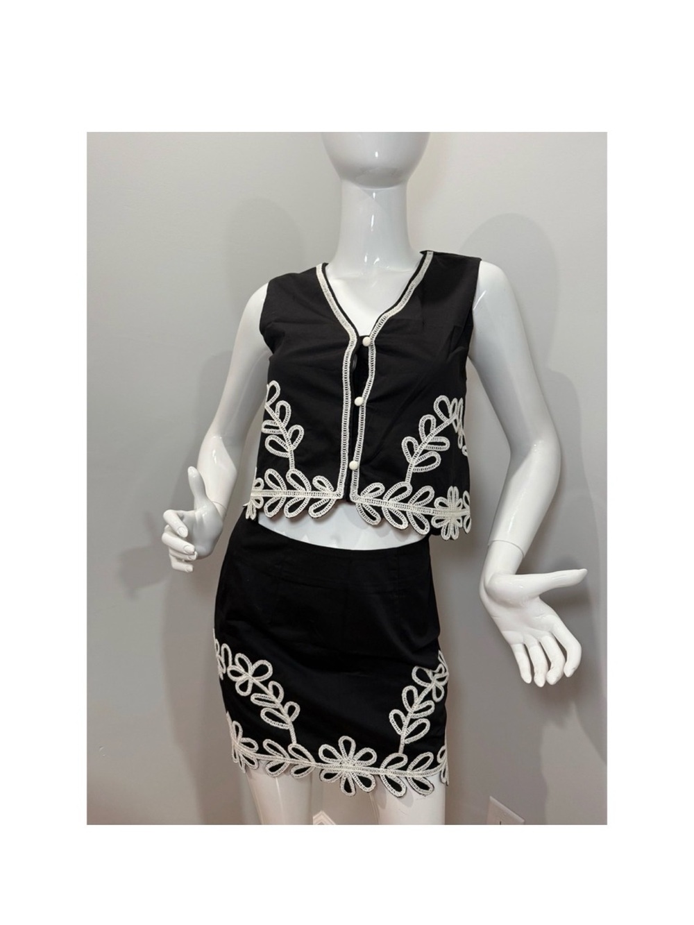 Commense Black Two-Piece Set Sleeveless Vest Mini Skirt Floral
Applique Outfit